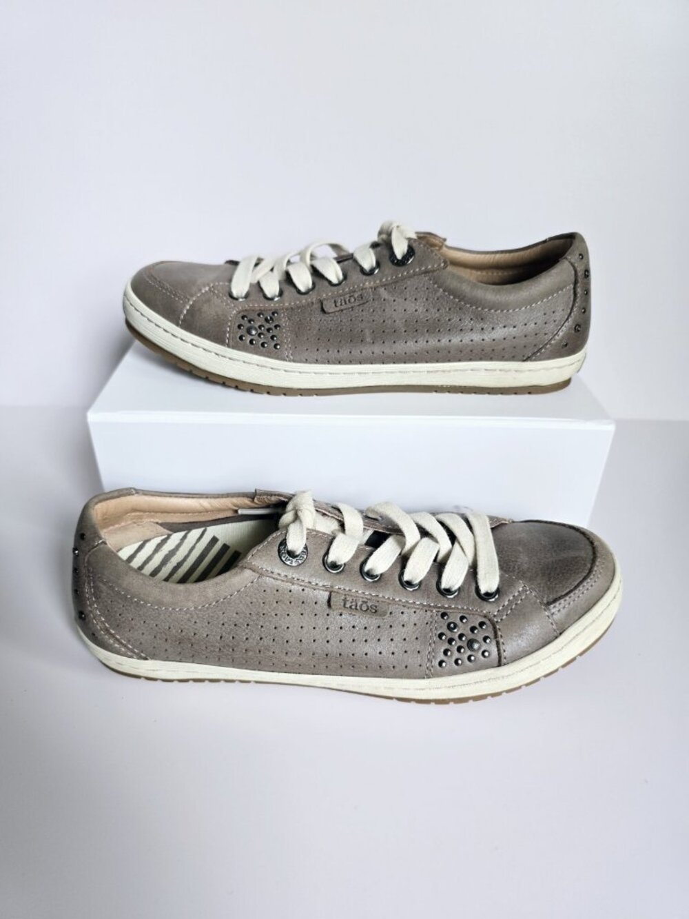 Taos Freedom Studded Leather Taupe Lace Up Womens Low Top Sneakers Shoes 6.5